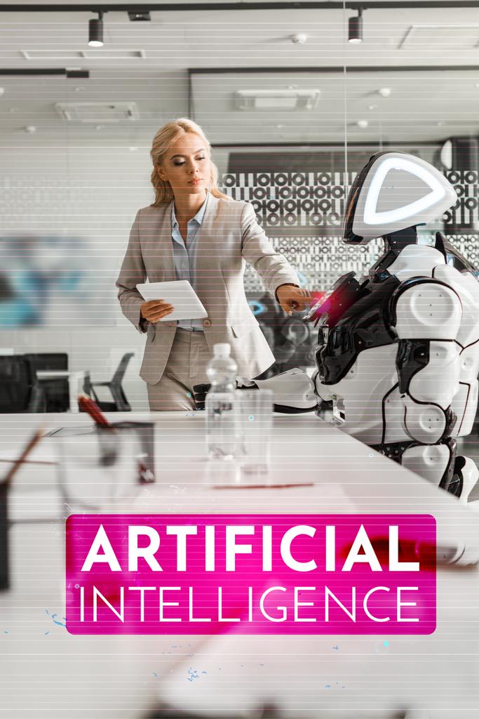 επιλεκτική εστίαση των ελκυστικών businesswoman λειτουργίας ρομπότ κρατώντας ψηφιακή ταμπλέτα, τεχνητή νοημοσύνη εικονογράφηση - Φωτογραφία, εικόνα