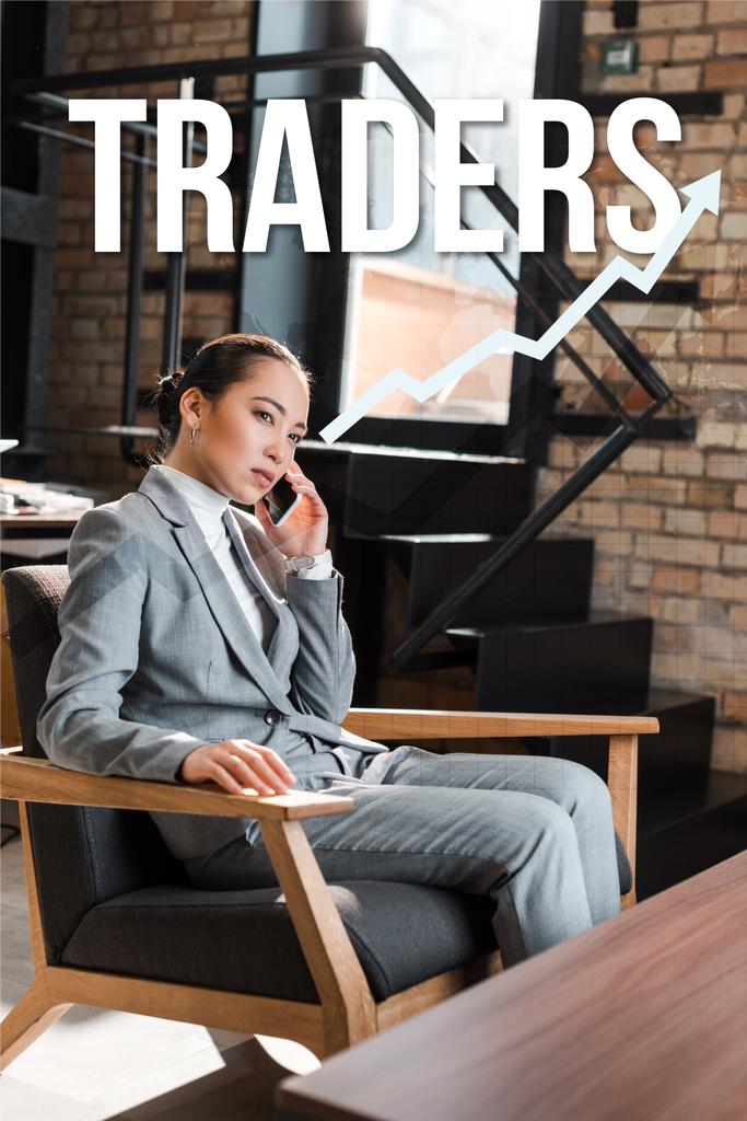 серьезная азиатская деловая женщина сидит в кресле и разговаривает на смартфоне, трейдеры иллюстрации
 - Фото, изображение