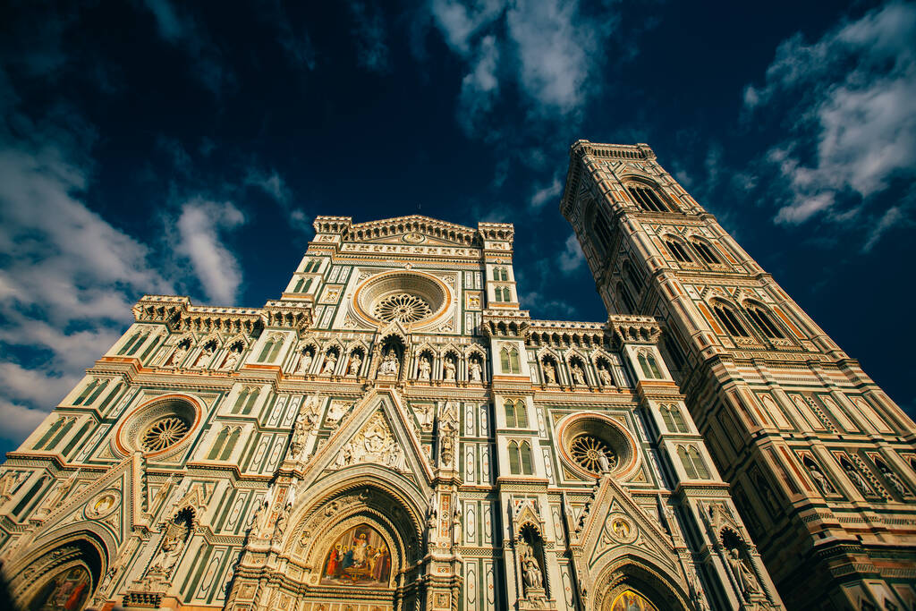 Firenze, Toszkána, Olaszország - 2017. szeptember 17.: Ismeretlen turisták látogatása Cattedrale di Santa Maria del Fiore-ban (Szent Mária-székesegyház - Duomo di Firenze)), - Fotó, kép