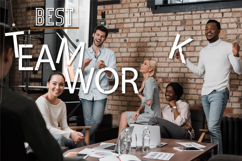 fröhliche multikulturelle Geschäftsleute gestikulieren, während sie Geschäftsideen im Büro diskutieren, beste Illustration für Teamwork - Foto, Bild