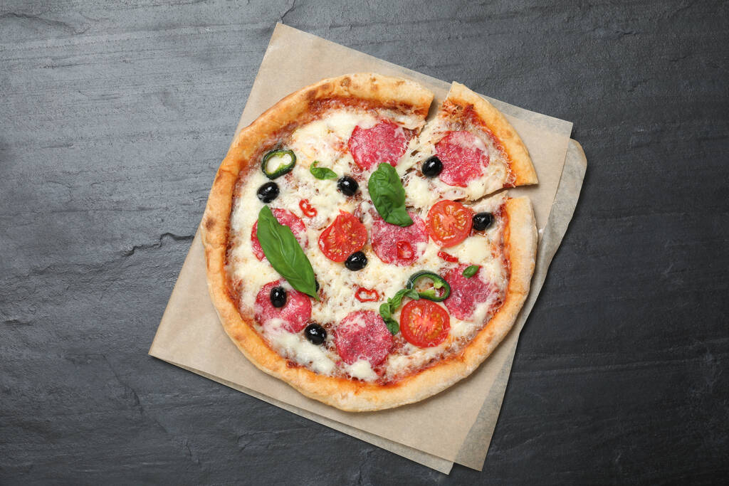 Leckere Pizza Diablo auf dunklem Hintergrund, Draufsicht - Foto, Bild