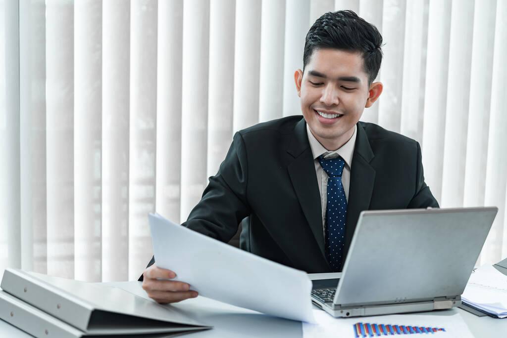 Jovem funcionário asiático trabalhando no laptop durante o dia de trabalho no escritório, Empresário feliz com sorriso no escritório, tailandesas pessoas na empresa
 - Foto, Imagem
