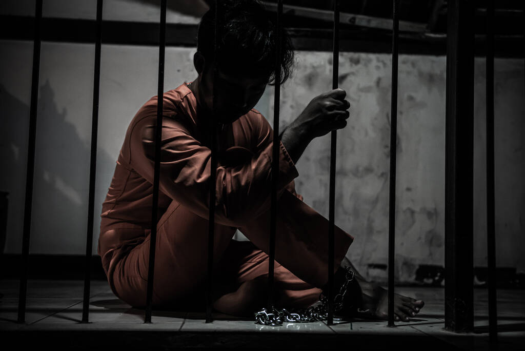 Asiático homem desesperado no ferro prisão, prisioneiro conceito - Foto, Imagem