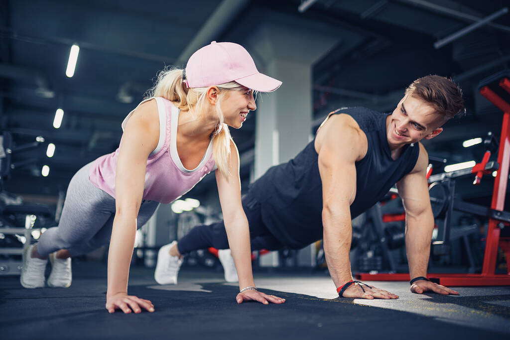 Man en vrouw versterken handen bij fitnesstraining - Foto, afbeelding