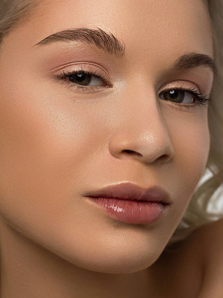 Closeup of beauty woman with clean shiny skin and natural cosmetics. Beautiful extrem eyelash and full lips of a well-groomed girl demonstrate spa procedures, injections in beauty parlor. Blonde hair - Photo, Image
