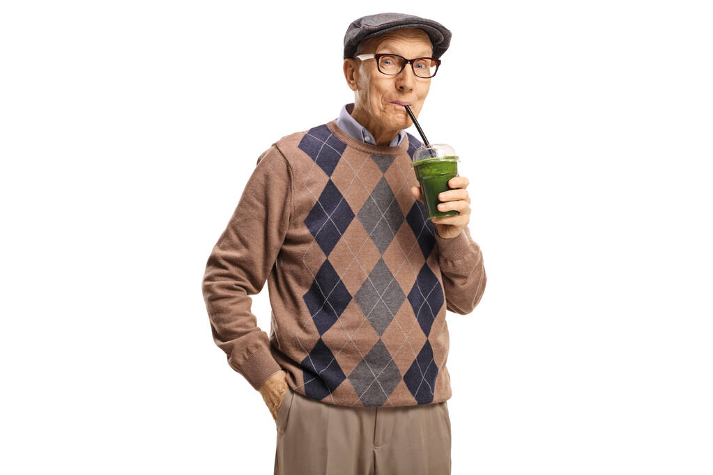 Senior beber um smoothie grren saudável e sorrindo isolado no fundo branco
 - Foto, Imagem