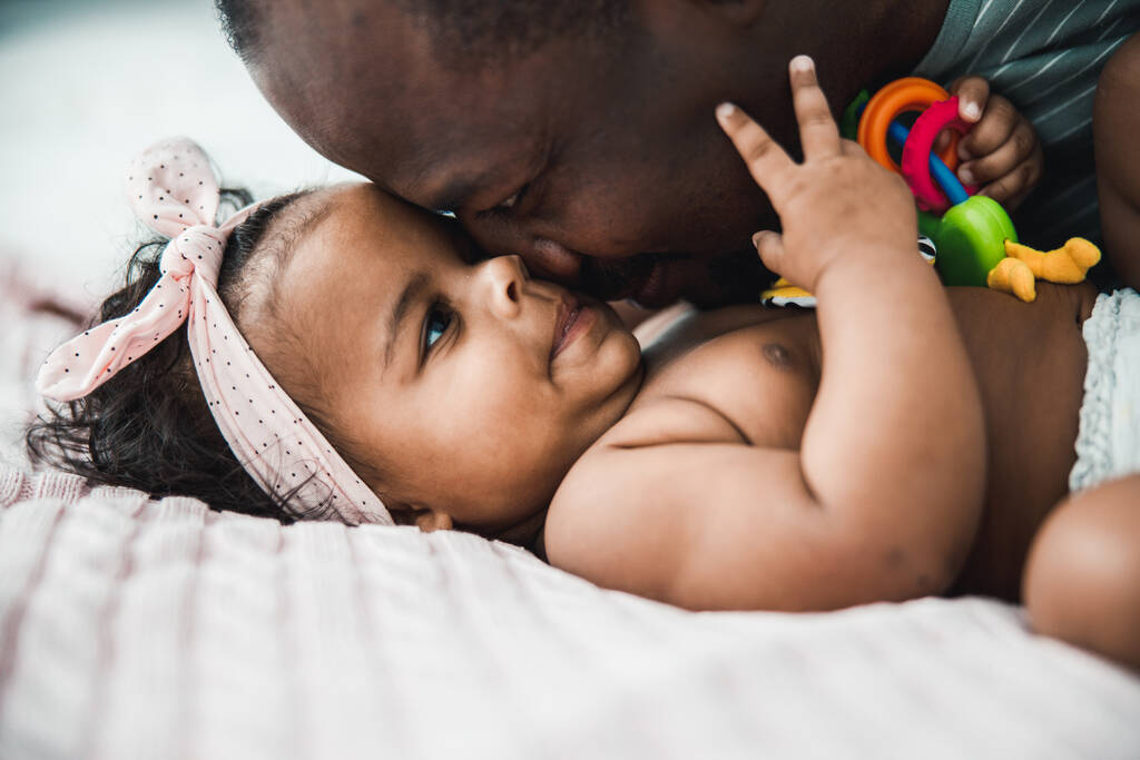 Afro amerykański ojciec i córeczka dotykając nosy - Zdjęcie, obraz