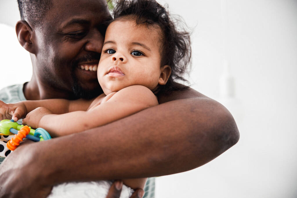 Счастливый отец держит новорожденную дочь на руках
 - Фото, изображение