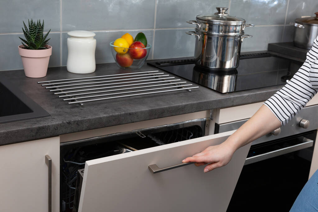 Un lave-vaisselle est un appareil qui permet d'économiser du temps, de l'eau et de l'électricité et tous les plats sont soigneusement lavés
. - Photo, image