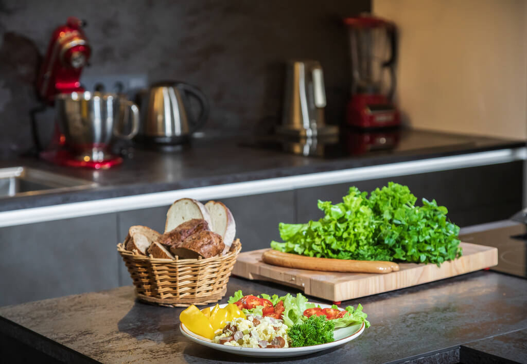 Munakas yrttejä ja vihanneksia harmaa pöytä keittiössä
 - Valokuva, kuva