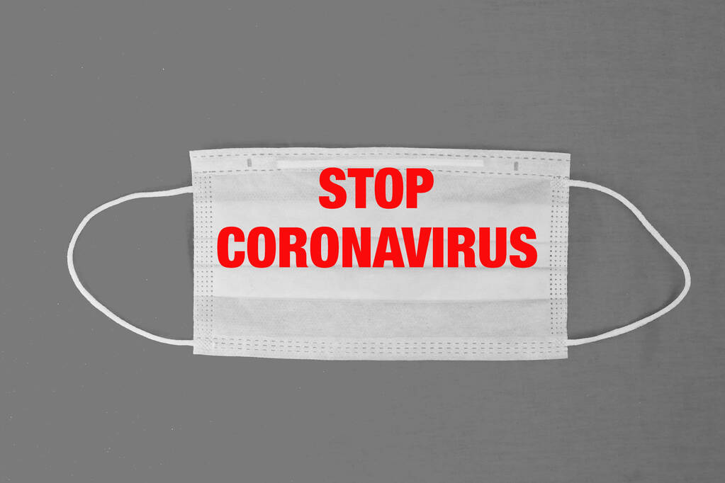 Masque visage sur fond rouge. Arrêter le concept de coronavirus
. - Photo, image