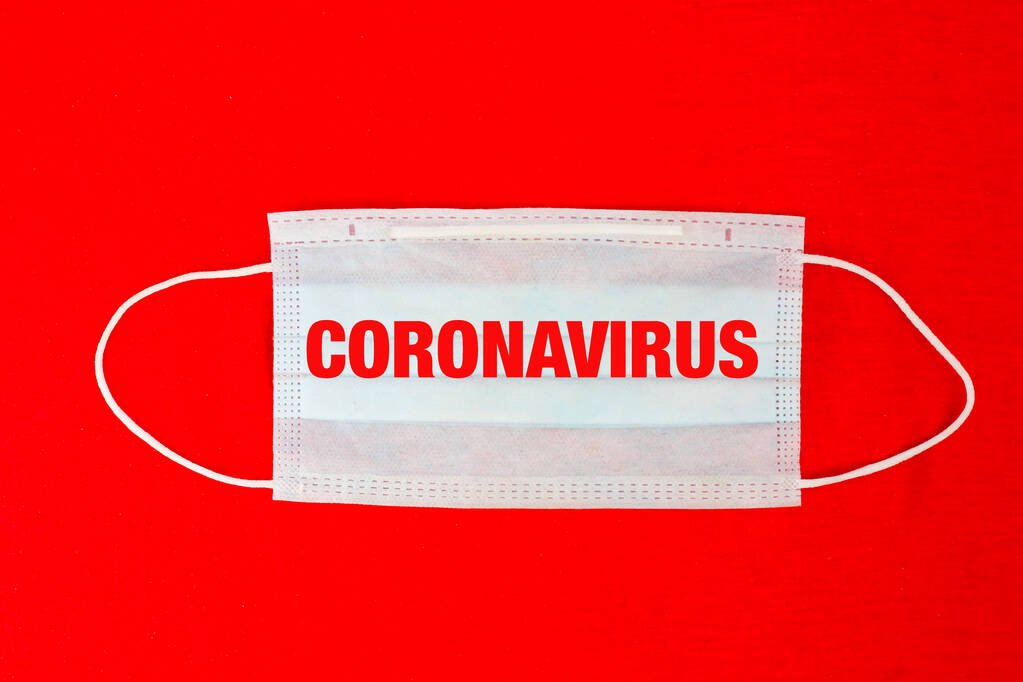 Kırmızı arka planda yüz maskesi. Coronavirüs kavramını durdur. - Fotoğraf, Görsel