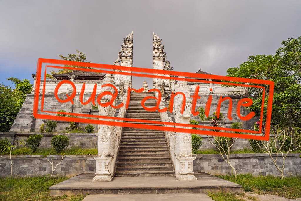 Quarantaine als gevolg van coronavirus epidemie covid19 Drie stenen ladders in het prachtige Pura Lempuyang Luhur tempel. Zomer landschap met trap naar tempel. Paduraksa portalen markeren ingang naar midden - Foto, afbeelding
