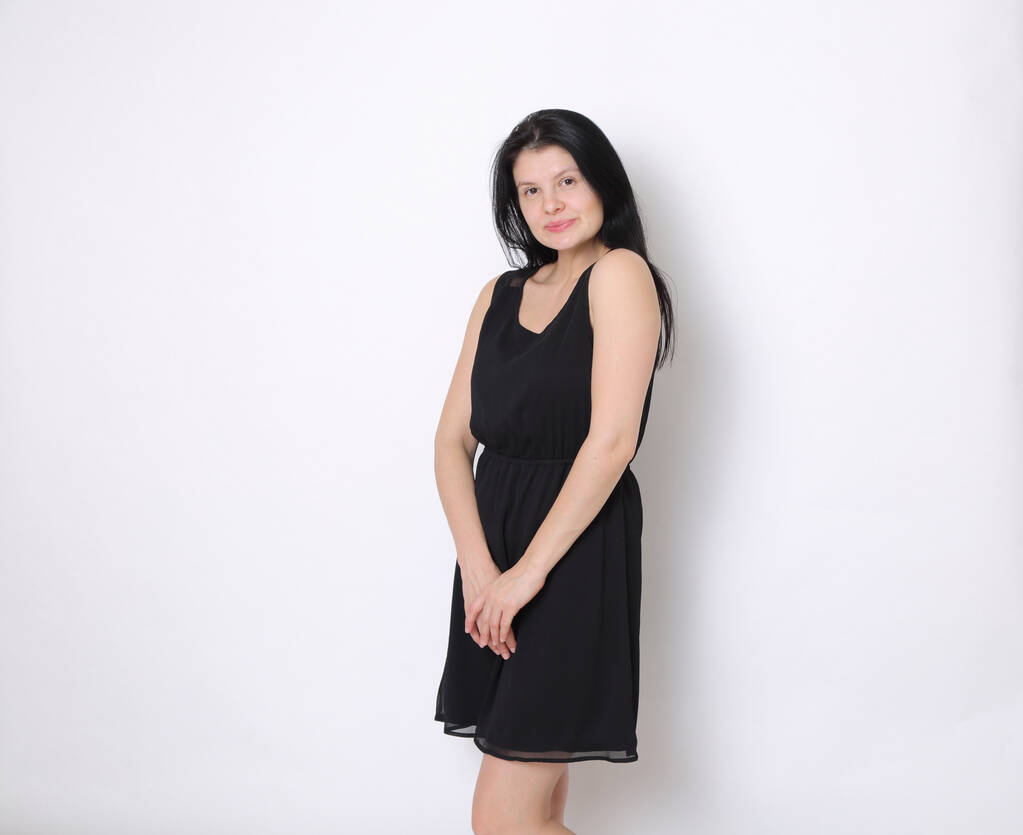 Femme caucasienne en élégante petite robe noire / Joyeuse femme posant sur la caméra
 - Photo, image