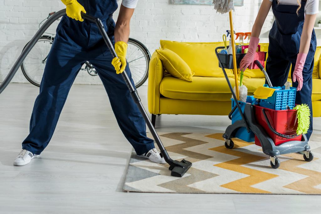 vue recadrée des nettoyeurs en salopette nettoyage appartement
  - Photo, image