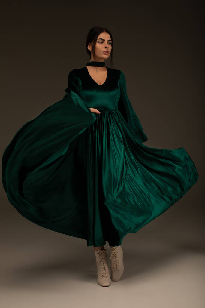 Женщина в красоте мода зеленое платье, красивая девушка танцует в длинном вечернем платье
. - Фото, изображение