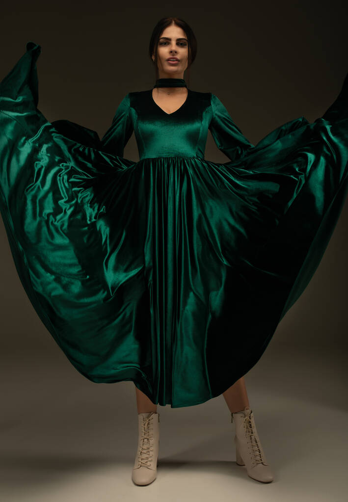 Leuke vrouw in prachtige groene jurk - Foto, afbeelding