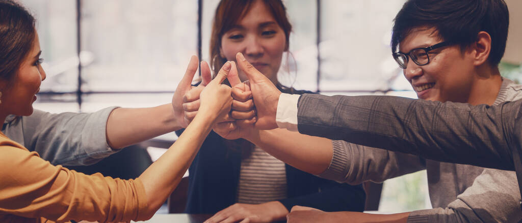 obchodní zázemí asijských podnikatelů, kteří mají palec nahoru spolu ukazují týmovou práci a důvěru po setkání týmu - Fotografie, Obrázek