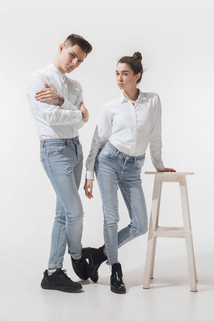pareja de moda de moda aislado en fondo blanco estudio
 - Foto, imagen