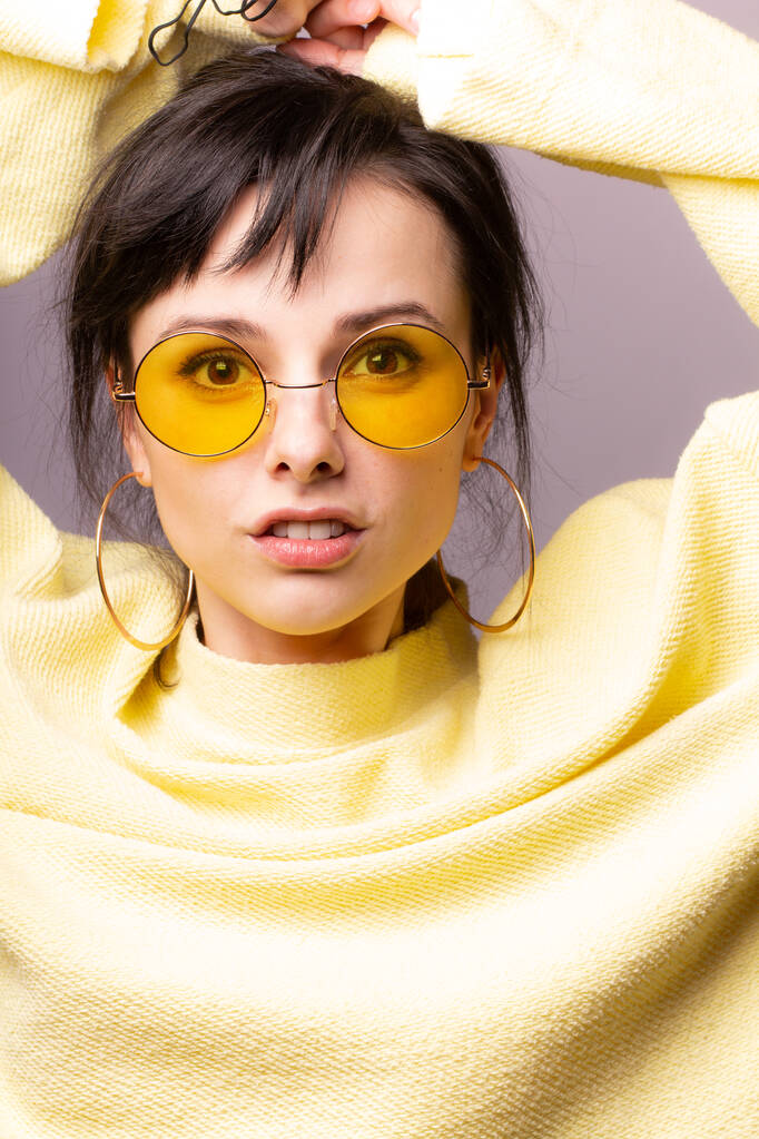 красива дівчина в жовтих окулярах і жовтий светр
 - Фото, зображення