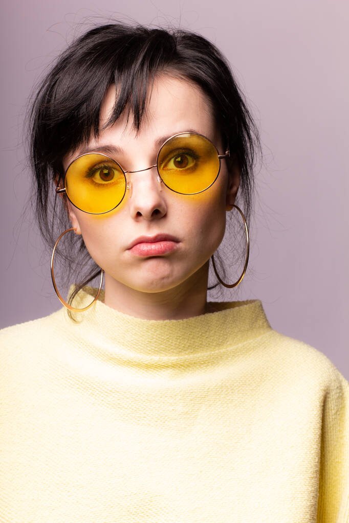 belle fille en lunettes jaunes et un pull jaune
 - Photo, image