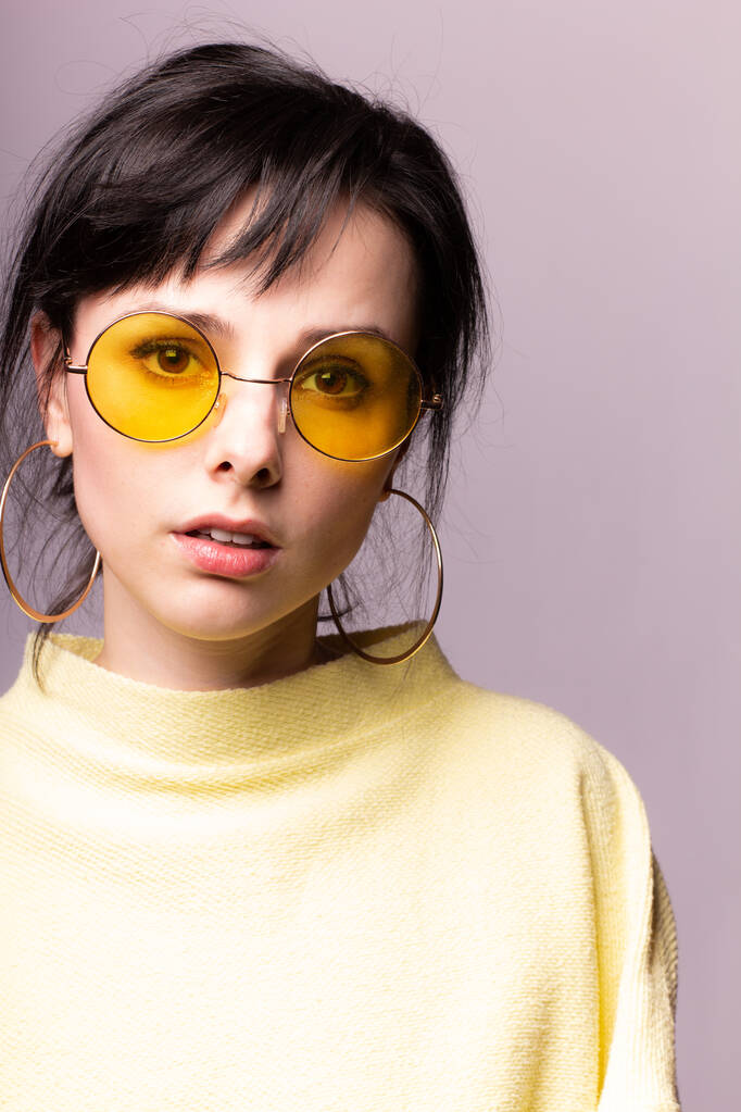 belle fille en lunettes jaunes et un pull jaune
 - Photo, image