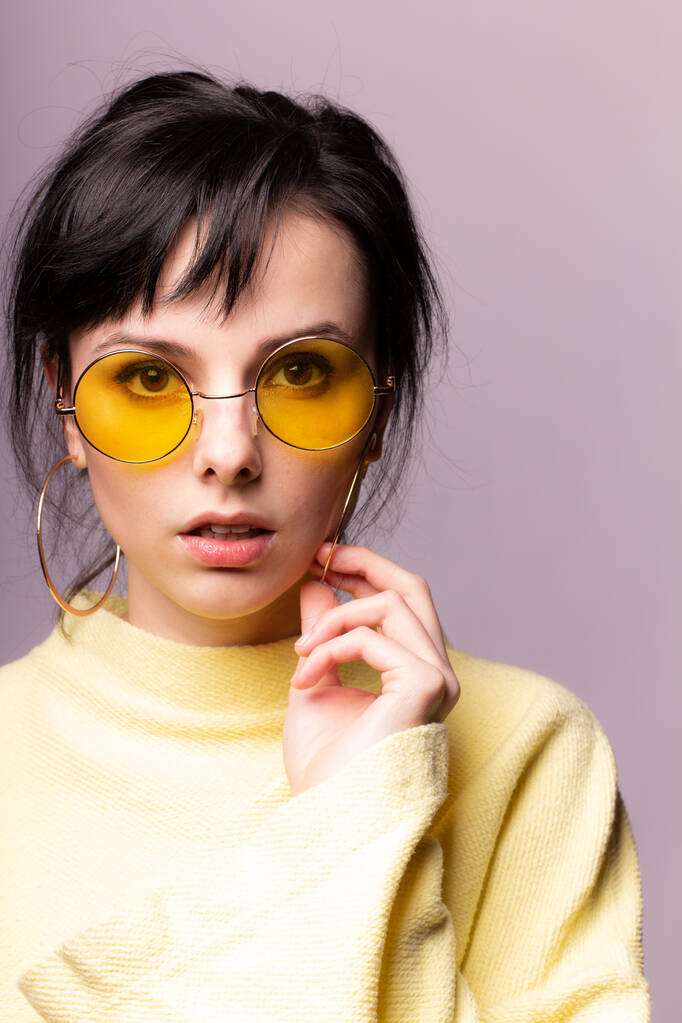 hermosa chica en gafas amarillas y un suéter amarillo
 - Foto, imagen
