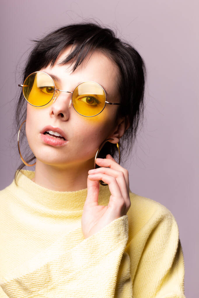 hermosa chica en gafas amarillas y un suéter amarillo
 - Foto, Imagen