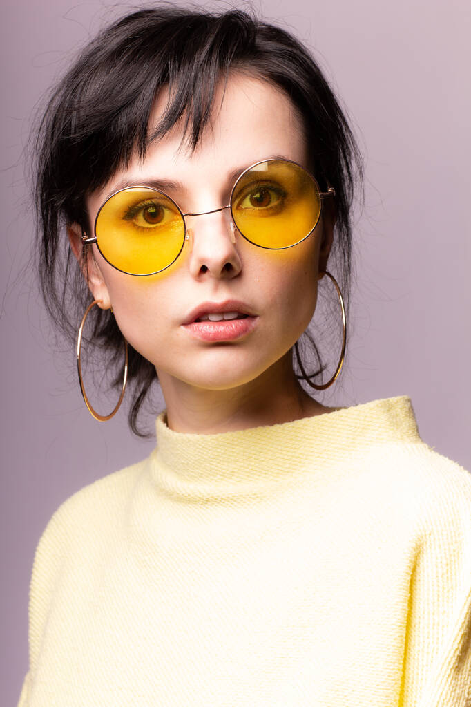 schönes Mädchen in gelber Brille und gelbem Pullover - Foto, Bild