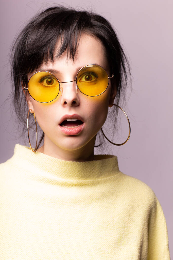 όμορφη κοπέλα με κίτρινα γυαλιά και ένα κίτρινο πουλόβερ - Φωτογραφία, εικόνα