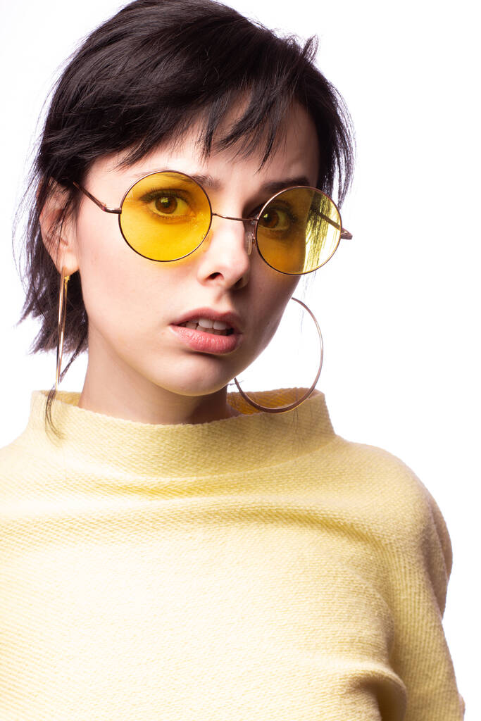黄色の眼鏡の美しい少女と黄色のセーター - 写真・画像