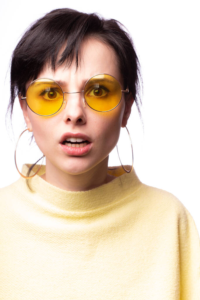 hermosa chica en gafas amarillas y un suéter amarillo
 - Foto, Imagen