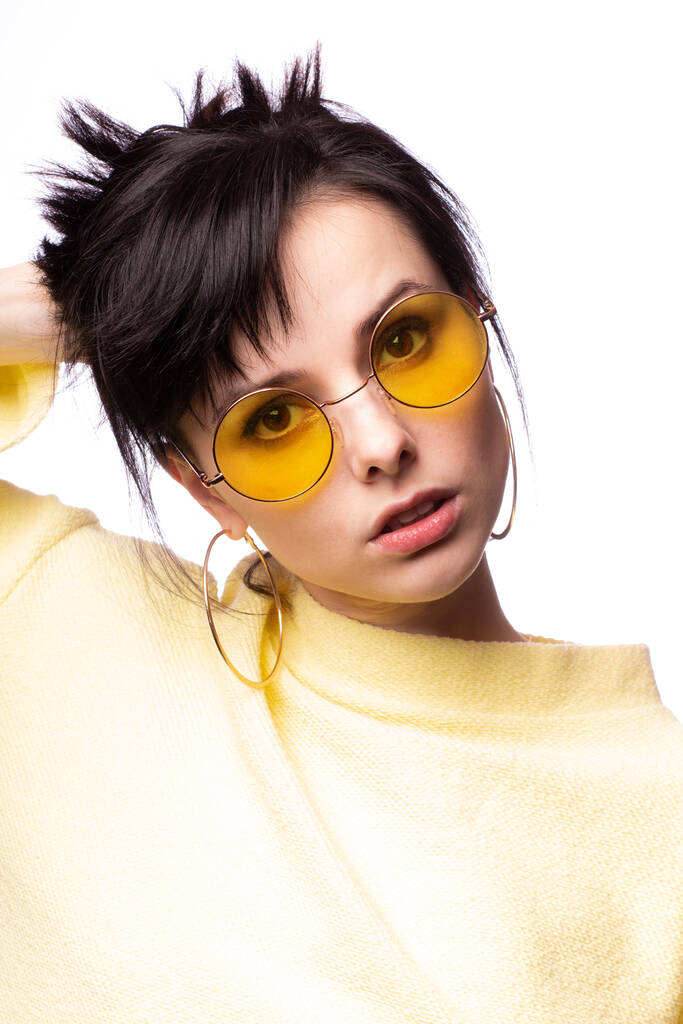 kaunis tyttö keltaiset lasit ja keltainen pusero
 - Valokuva, kuva