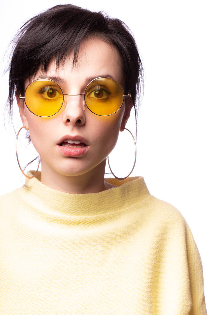 hermosa chica en gafas amarillas y un suéter amarillo
 - Foto, imagen