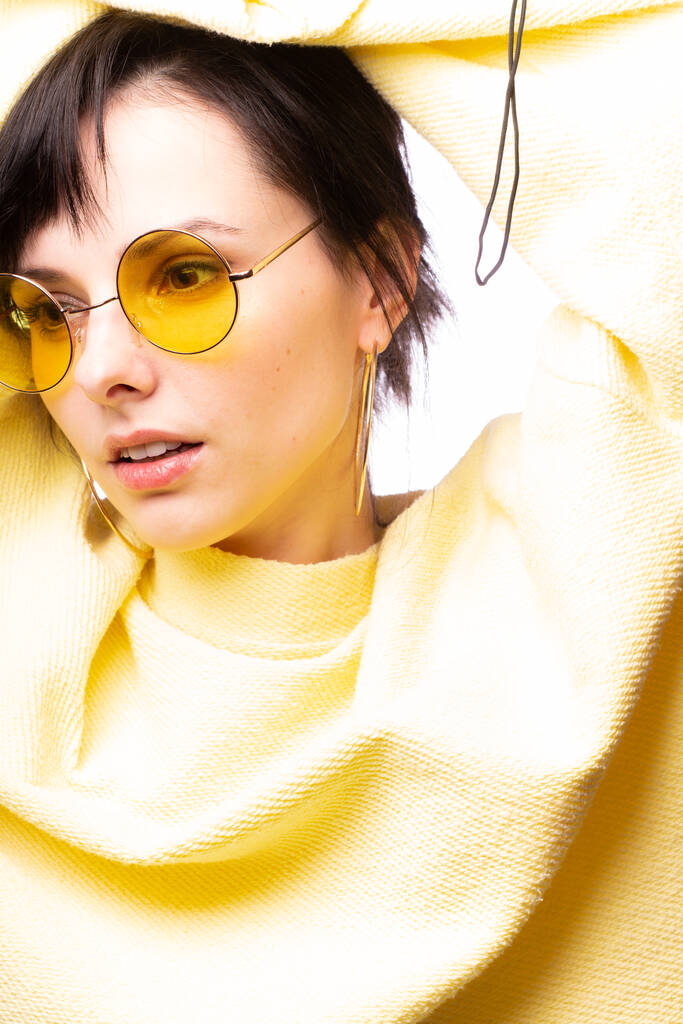 schönes Mädchen in gelber Brille und gelbem Pullover - Foto, Bild