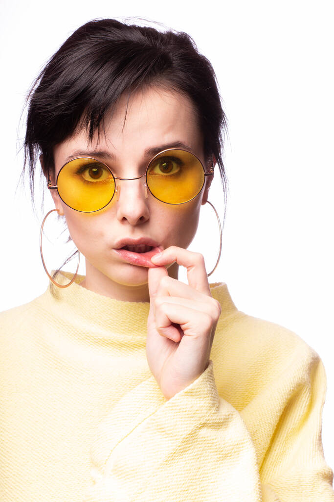 bella ragazza in occhiali gialli e un maglione giallo
 - Foto, immagini