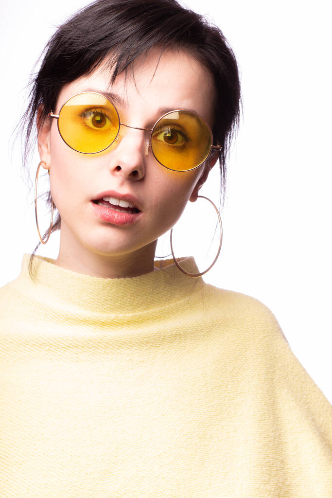menina bonita em óculos amarelos e uma camisola amarela
 - Foto, Imagem