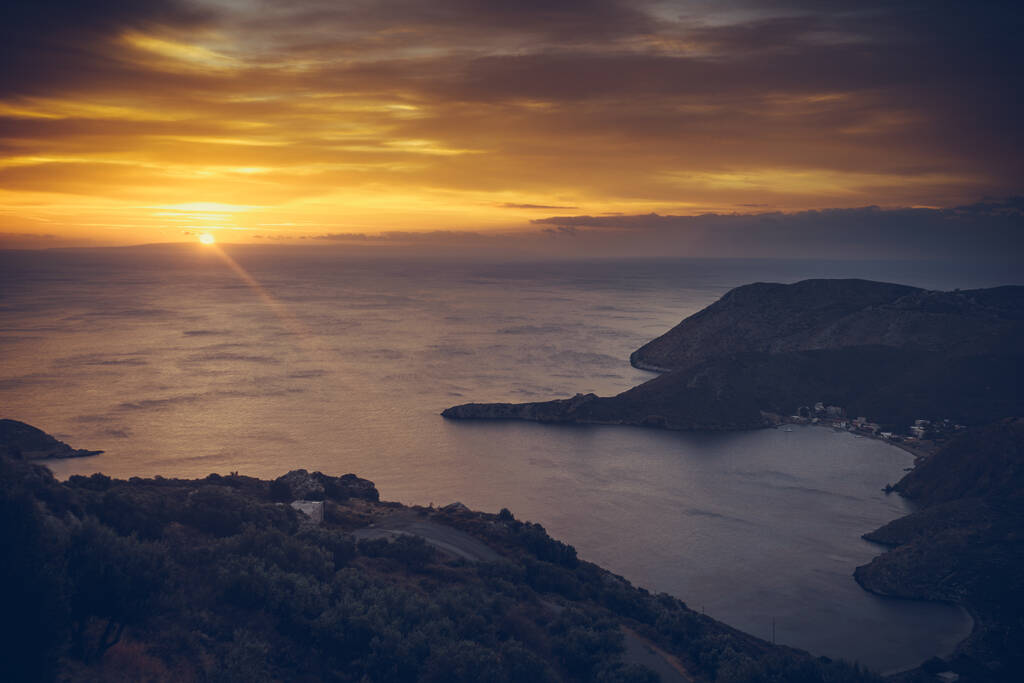 Costa grega no início da manhã sol nascente, Grécia Peloponeso Mani. Paisagem bonita paisagem natural
. - Foto, Imagem