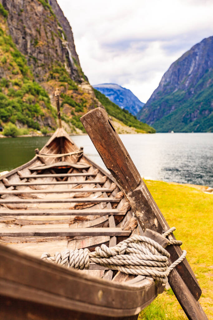 Vecchia barca vichinga in legno sulla riva del fiordo. Montagne e Sognefjord. Turismo e concetto di viaggio - Foto, immagini