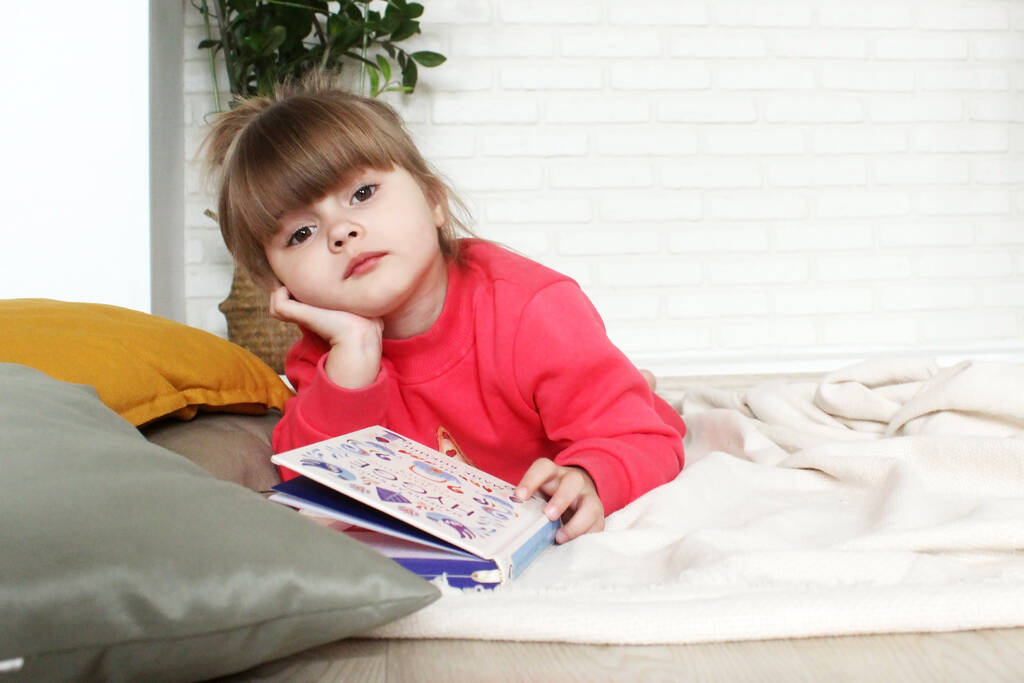 výchovu doma. Sladká holka studuje knihu na podlaze. Holčička s knihou - Fotografie, Obrázek