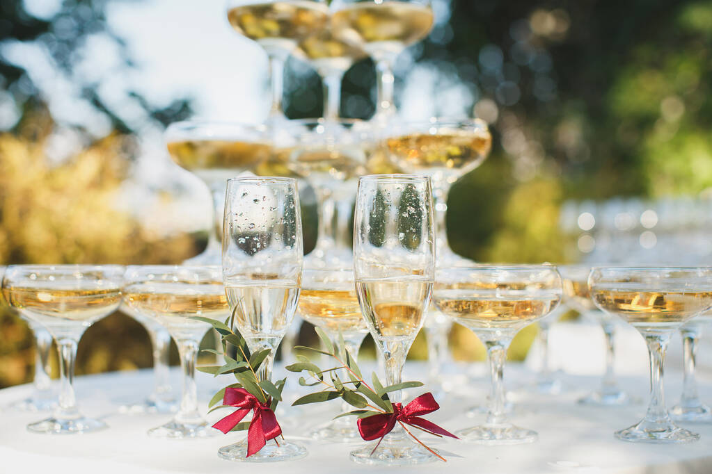 Bela colina com champanhe no banquete para os recém-casados
. - Foto, Imagem