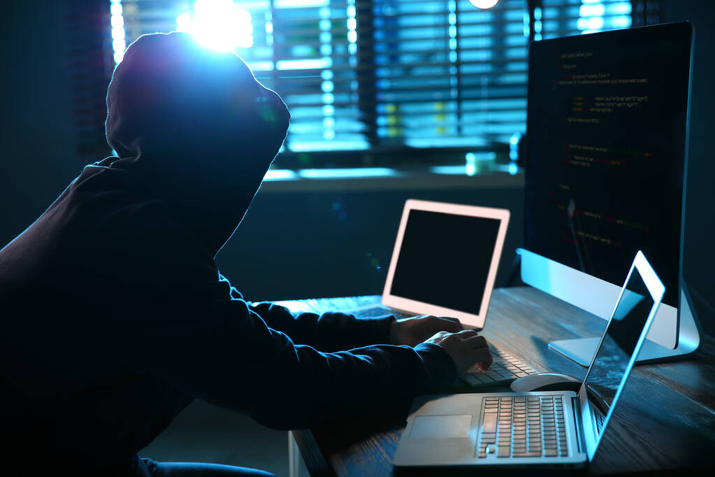 Haker z komputerami w ciemnym pokoju. Cyberprzestępczość - Zdjęcie, obraz