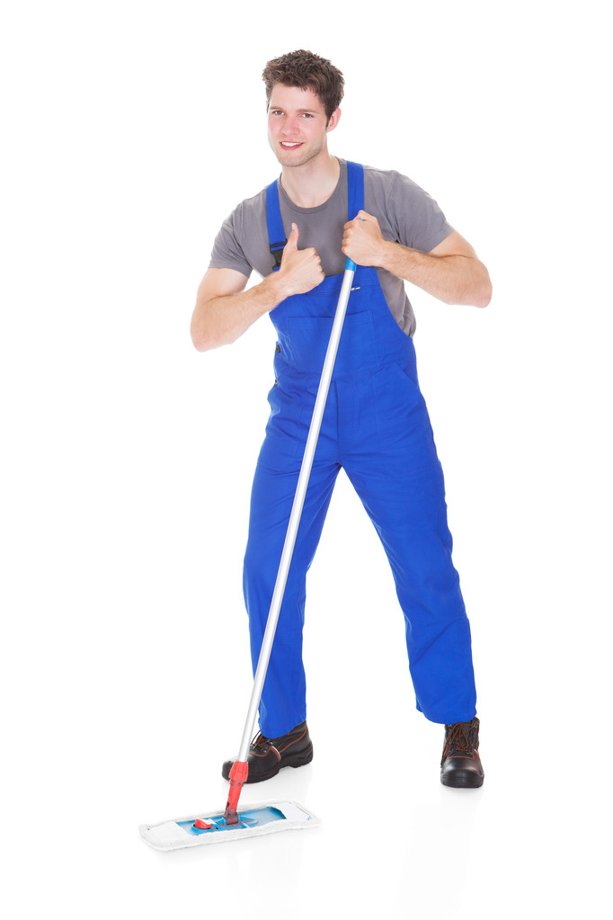 νεαρός άνδρας καθαρισμού με σφουγγαρίστρα - Φωτογραφία, εικόνα