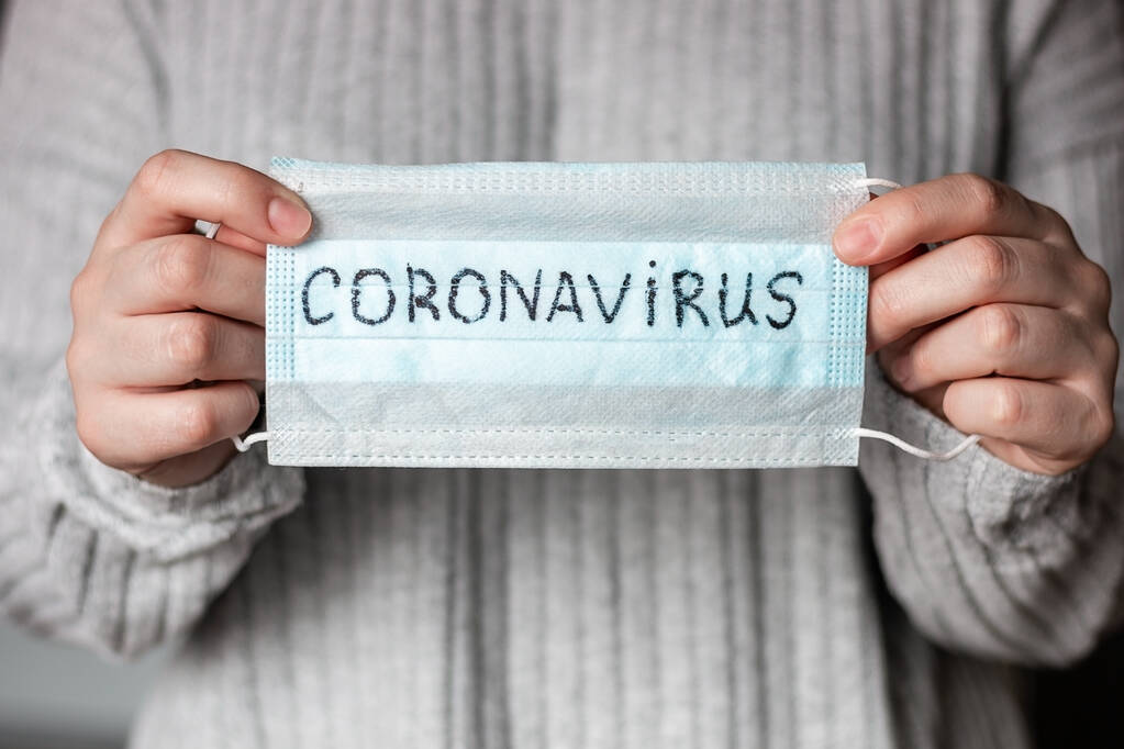 con una máscara antiviral etiquetada como coronavirus
 - Foto, Imagen