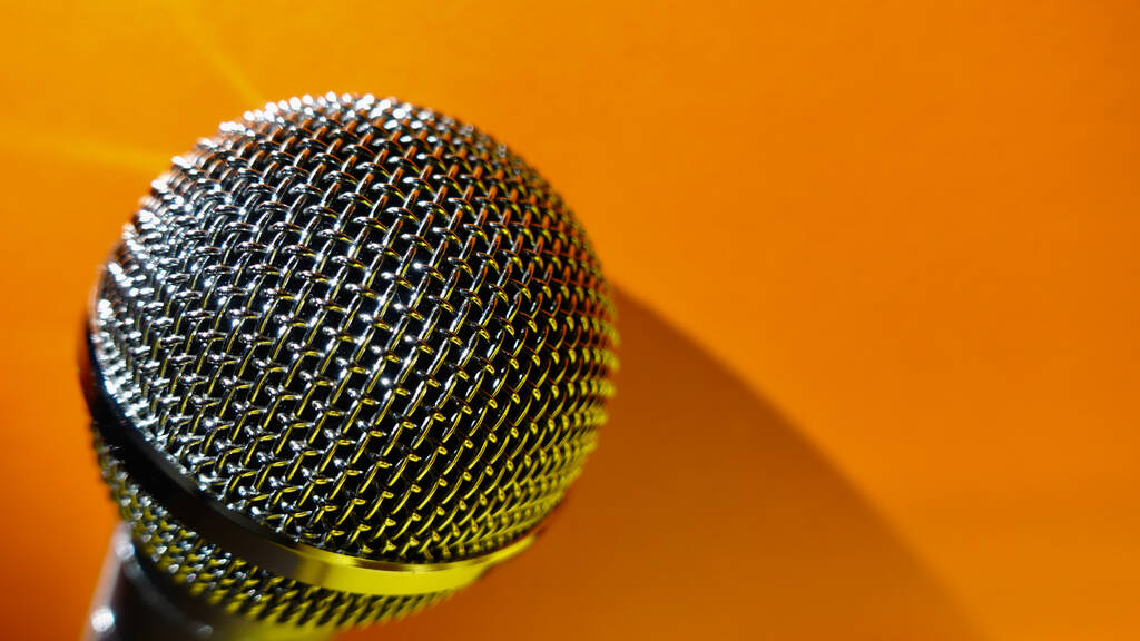 Gümüş renkli stüdyo mikrofonu. Kopyalama alanı olan renk arkaplanı - Fotoğraf, Görsel