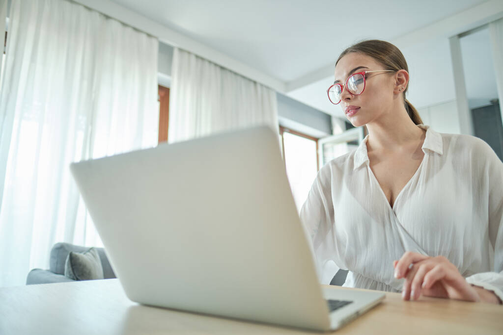 Práce během karantény, žena doma pracuje na notebooku - Fotografie, Obrázek