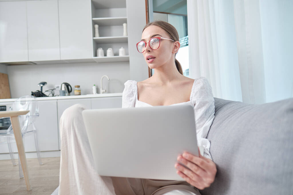 Werken tijdens quarantaine, een vrouw thuis werkt op de laptop - Foto, afbeelding