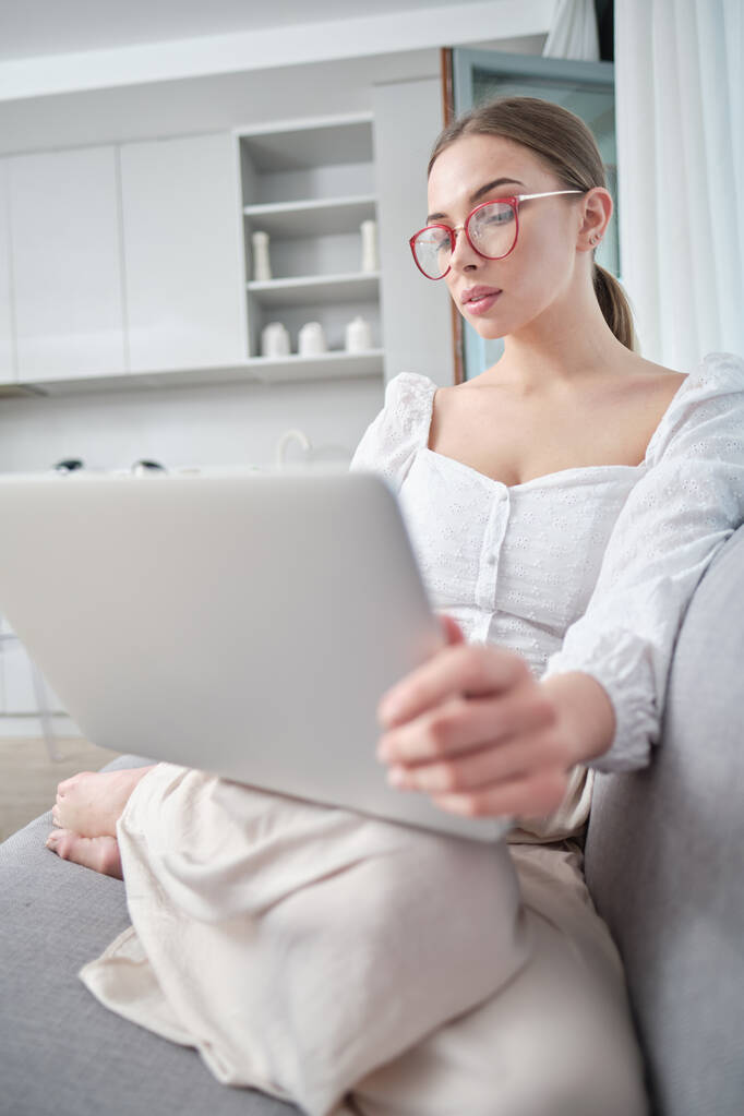Робота під час карантину, жінка вдома працює на ноутбуці
 - Фото, зображення