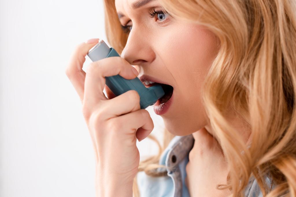 krásná a astmatická žena používající inhalátor  - Fotografie, Obrázek