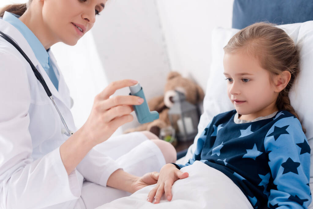 médecin en manteau blanc tenant inhalateur près de l'enfant asthmatique
  - Photo, image